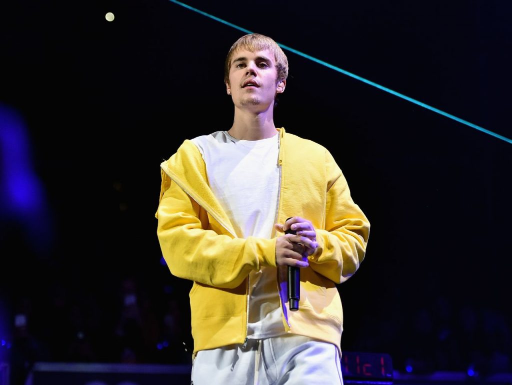 Justin Bieber e zë gjumi gjatë performancës live të Frank Ocean