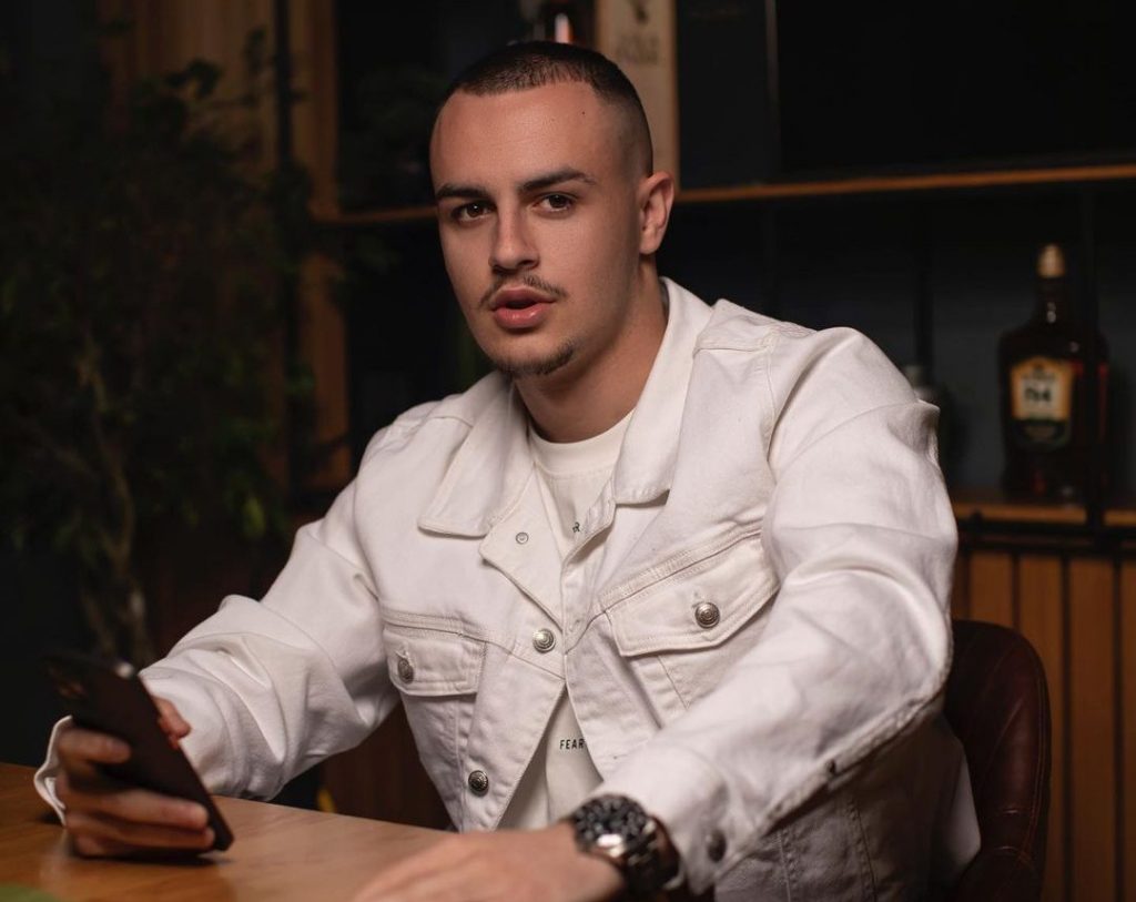 Don Xhoni përfundon në spital dhe për këtë ”fajëson” fansat