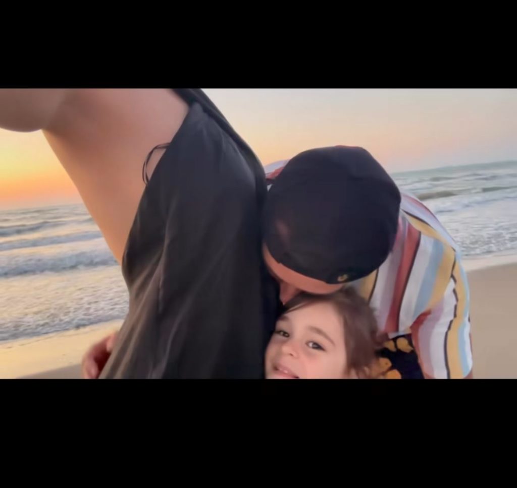 Xhensila shtatëzanë për herë të dytë, Ajka pret me padurim vëllanë e saj