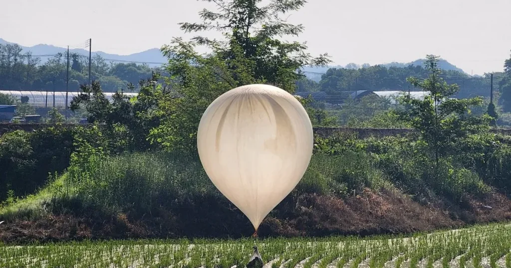 Koreja e Veriut dërgon 150 balona me fekale në Jug!