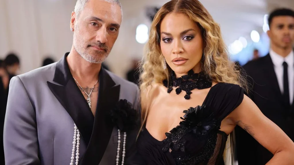 “Nuk e di nëse mund të bëj seks në shtëpinë e prindërve”/ Pse Rita Ora është konfuze!