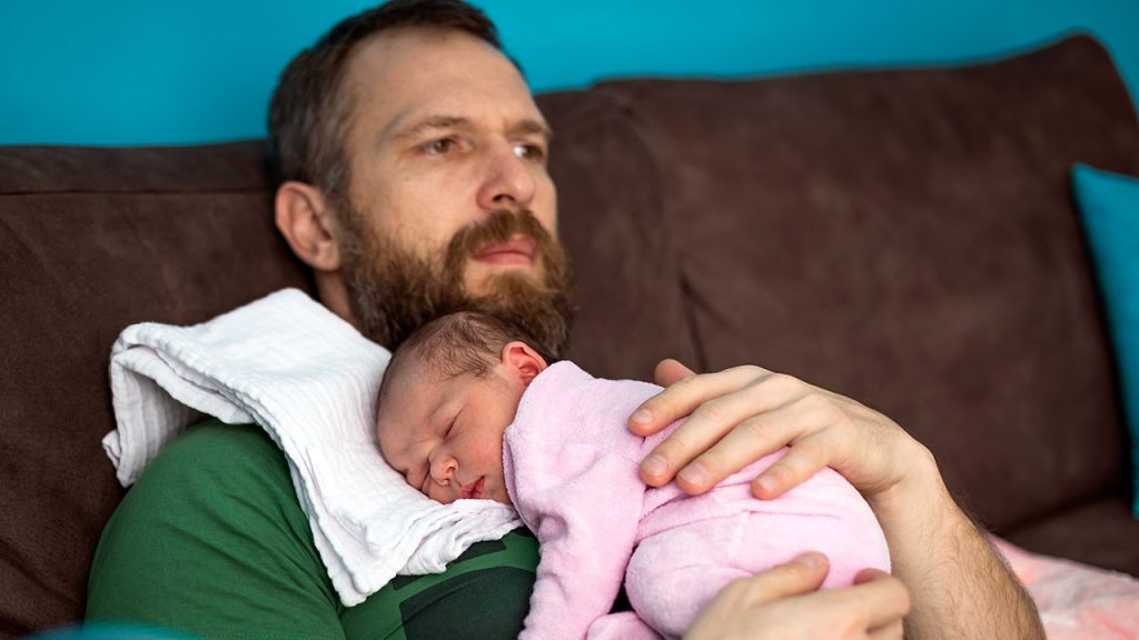 Studimi! Ja simptomat e depresionit pas lindjes te baballarët!