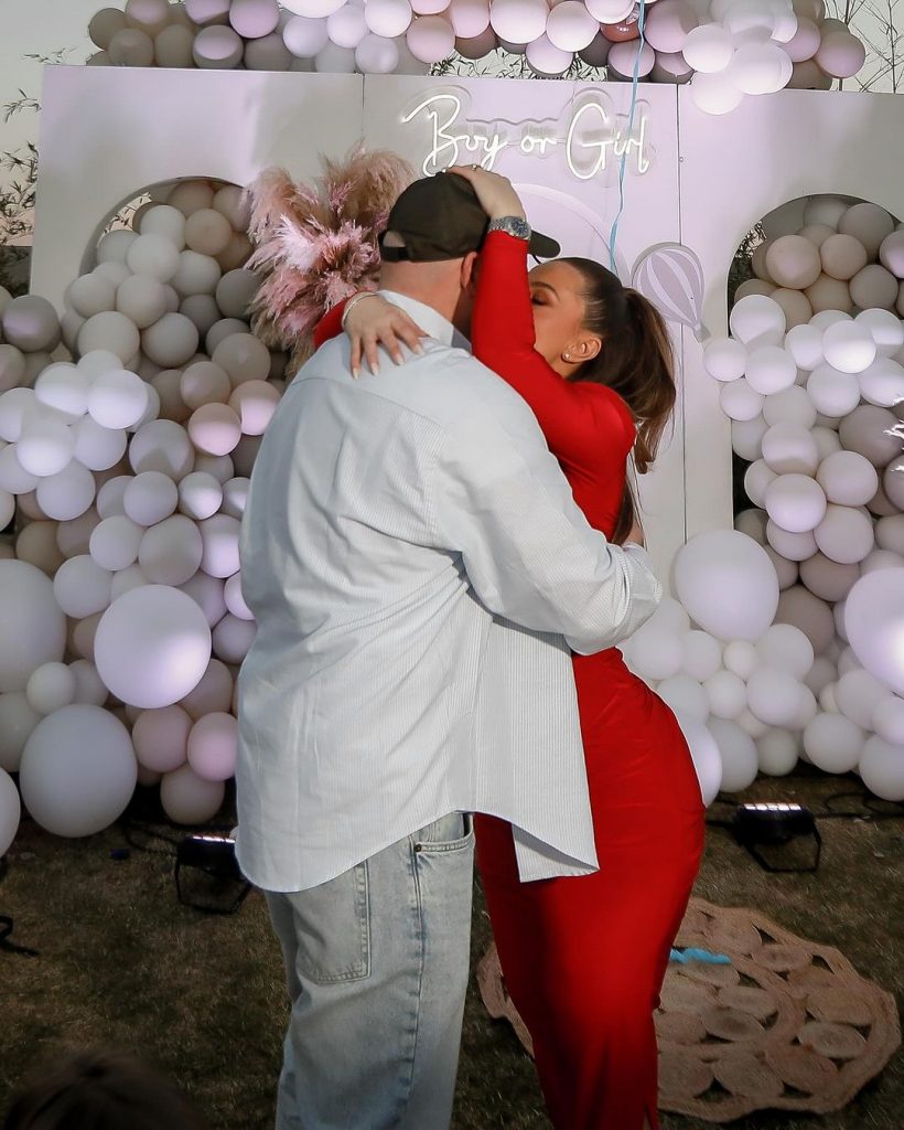 “Më bën të ndihem si një adoleshent kur të kam pranë”/ Olta Gixhari surprizohet nga bashkëshorti i saj!