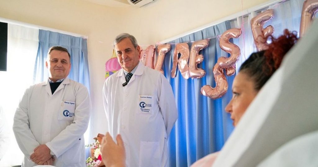 “Pas një rruge të gjatë plot shpresë…”/ Vjen në jetë fëmija i parë me In Vitro te Koço Gliozheni!