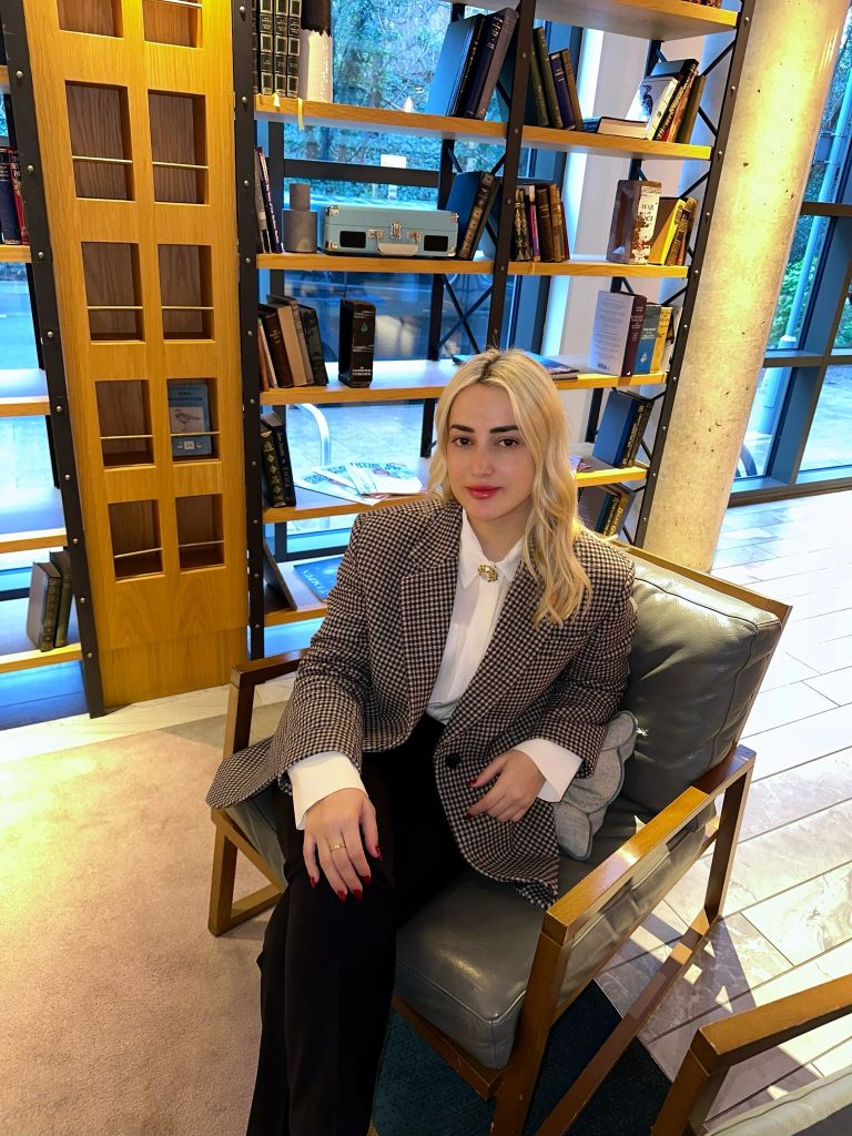 “Zëri i Ligjit dhe Zemra e Komunitetit: Rrugëtimi Frymëzues i Mevi Kotarja’s”