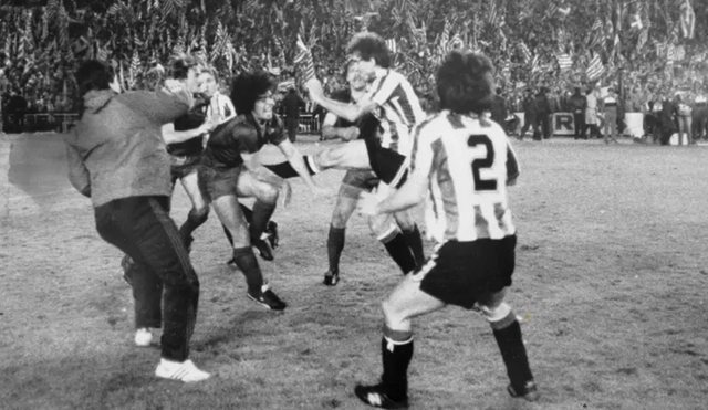 Fanela legjendare e “shqyer” e Maradonës, pas finales së Kupës së Mbretit në 1984 ndaj Bilbaos, do të dalë në ankand