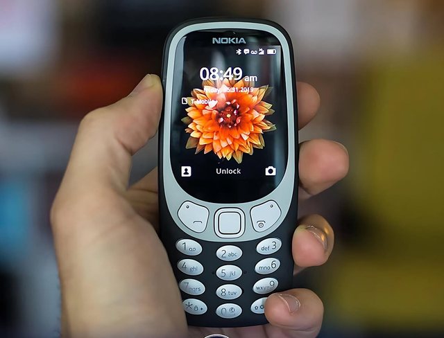 Të rriturit po kthehen te “telefonat e thjeshtë”: një mënyrë për t’u shkëputur nga rrjetet sociale