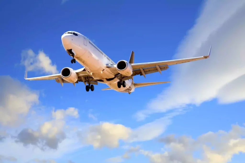 Avionit i mbaron karburanti në ajër, pasagjeri përshkruan ndjesinë e TMERRSHME!