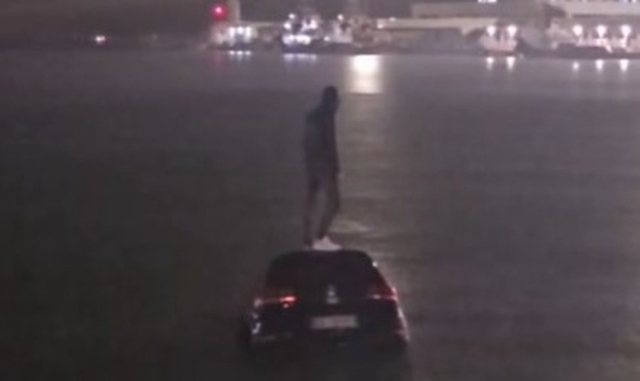 Po hynte në traget në portin e Barit, shoferi shqiptar përfundon në det!