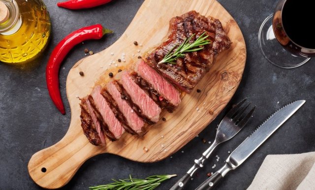 Studimi/ Ngrënia e mishit i ndihmon disa të moshuar të arrijnë deri në 100 vjeç