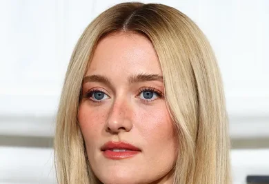 Old Money Blonde, ngjyra elegante e flokëve që nuk del kurrë nga moda