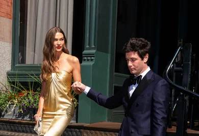 Nga Karlie Kloss tek Gigi Hadid çfarë veshën yjet e ftuar në dasmën e Taylor Swift dhe Travis Kelce