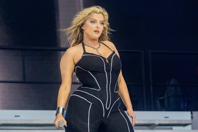 E kritikuar shpesh për peshën, Bebe Rexha jep mesazhin e fortë nga Ibiza