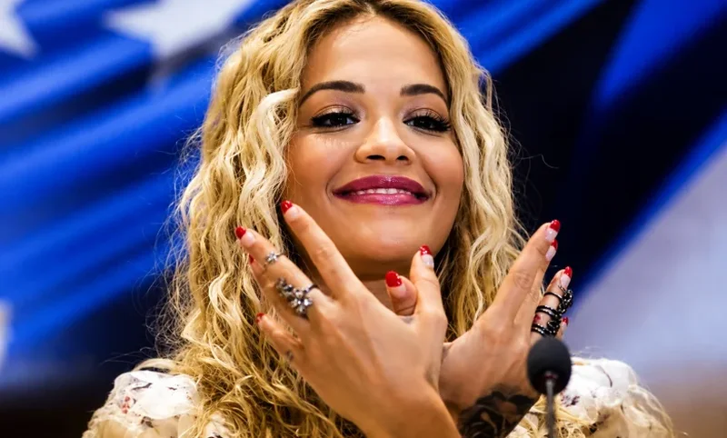 Rita Ora flet për sendin që s’e ndan kurrë nga vetja: Jam supersticioze, ne shqiptarët jemi rritur me besëtytni
