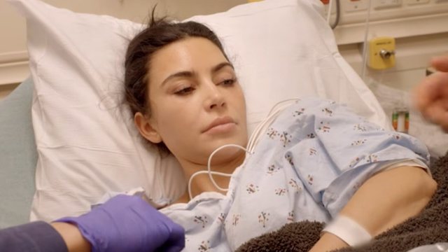“Nuk mundem vetëm kjo më bën të qaj”, Kim Kardashian përballet me sëmundjen nga humbi jetën babai i saj