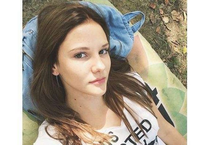 E mbani mend Hazall nga Fate të Kryqëzuara? Aktorja shkëlqen në tapetin e kuq me barkun e rrumbullakosur krah bashkëshortit