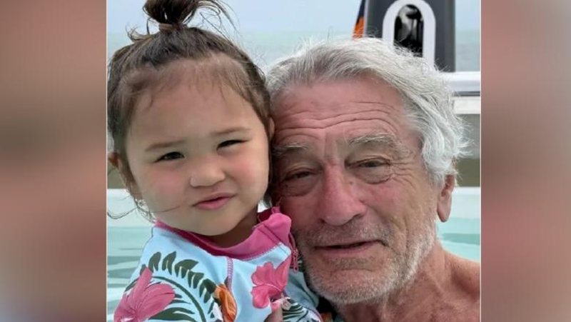Si rrallë herë aktori Robert De Niro publikon foton me vajzën e tij 3-vjeçare: Më pëlqen shumë të jem babai yt