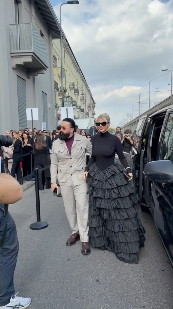 Marina Vjollca shkëlqen në Milano Fashion Week, e shoqëruar nga Ghetto Geasy në sfilatën e Elisabetta Franchi
