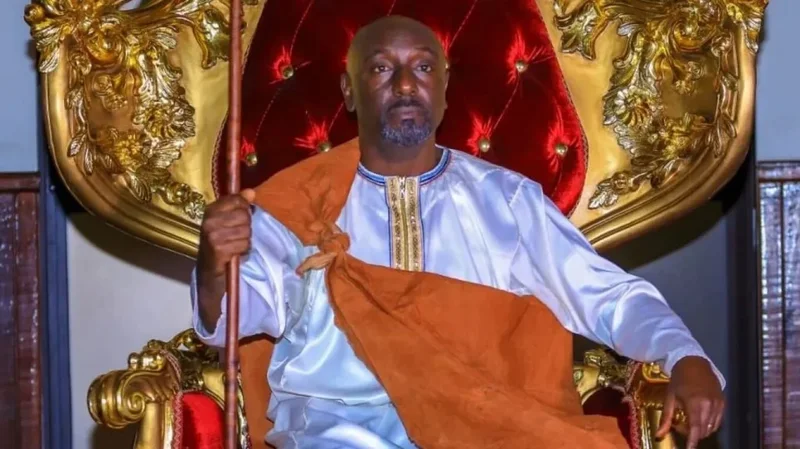 Gazetari në Uganda bëhet mbret i Toro-s, pason kushëririn që u kurorëzua në moshën 3-vjeçare