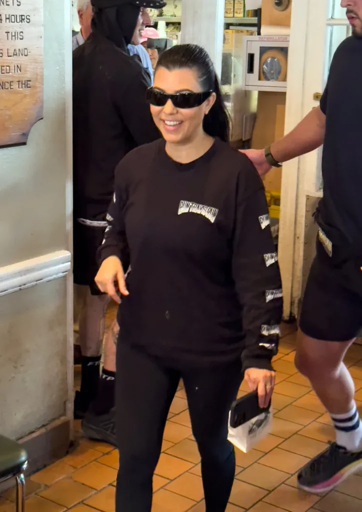 Kourtney Kardashian pranon se ka urinuar në makinë për këtë arsye qesharake